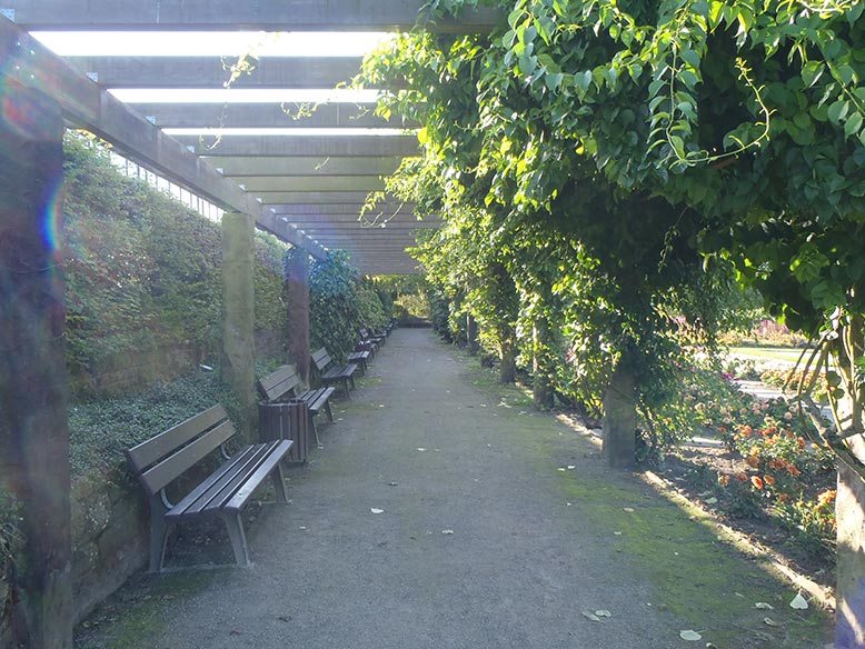 Die 60 Meter lange Pergola